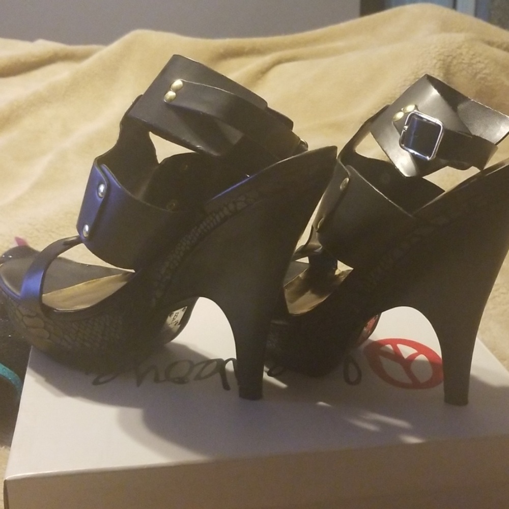 Shoes - Picture 2 of 3